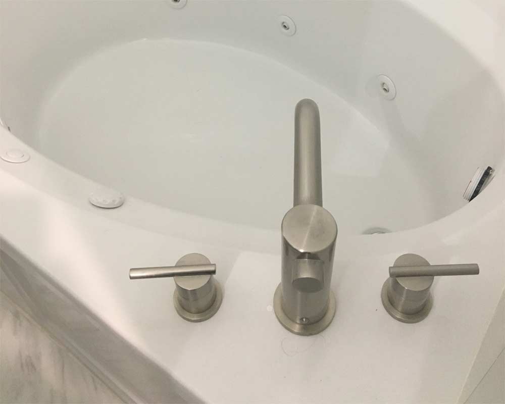 whirlpool tub with chrome filler
